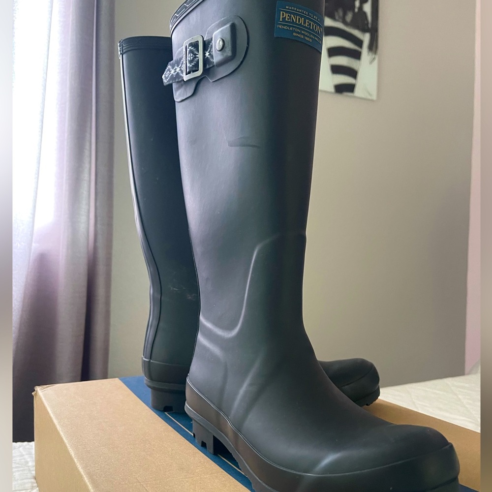 Super cute rain boots